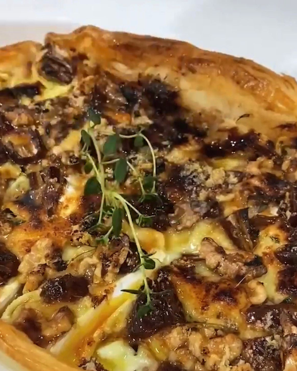 Hojaldre con queso brie y dátiles